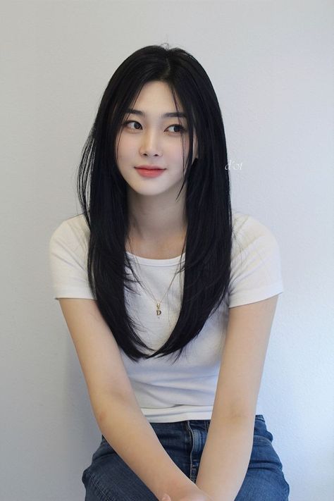 Medium Straight Haircut With Bangs, Korean Hairstyle For Round Face Shape, Medium U Shaped Hair, Kpop Bob Haircut, Haircut For Straight Hair Girl, Long Haircut Korean Style, Round Haircut Medium, Long Korean Haircut, Long Hair Korean Style