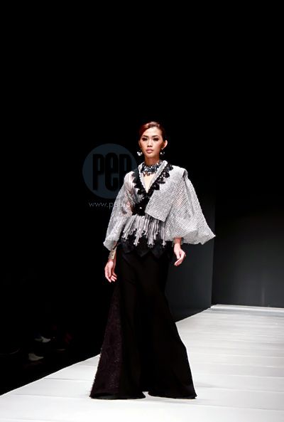 Black and grey baro't saya. Photo by: Gia Allana Soriano Barot Saya Modern, Barot Saya Traditional Dresses, Biringan City, Filipino Goddess, Philippine Costume, Filipiniana Outfit, Party Outfit Classy, Filipiniana Modern, Modern Barong