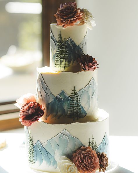 It’s the summer of a million mountain cakes and I’m here for it! Each one is so unique. What I wasn’t expecting was for the same mountain cake to be shot in different lighting and give off a totally different feel! When I recievd these photos of one of my recent mountain cakes from the amazing @katynevinsky, I couldn’t decide which style I loved more: dark & moody or light & romantic! So here I am, posting both! Which photo are you most drawn to—dark or light? Tell me in the comments! Ca... Dream Mountain Wedding, Adventure Wedding Cake, Mountain Cupcakes Ideas, Mountain Cake Design, Hiking Wedding Cake, Mountain Themed Cake, Mountain Garden Wedding, Mountain Wedding Ideas Decor, Outdoorsy Wedding Cake