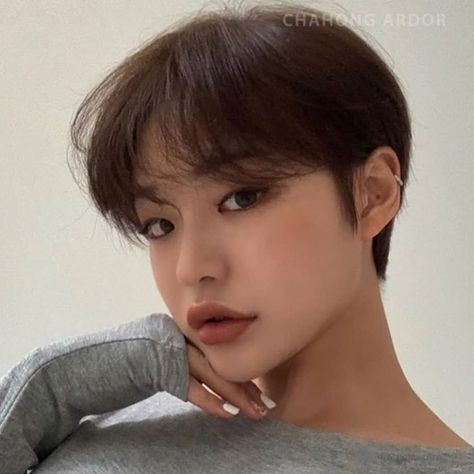 Tomboy Haircut, Short Hair Tomboy, Tomboy Hairstyles, Short Grunge Hair, Korean Short Hair, Girls Short Haircuts, Asian Short Hair, Hair Inspiration Short, How To Lighten Hair