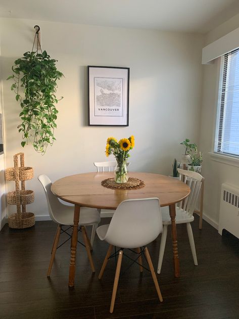 Small Apartment Inspo Dining Room, Dinning Room Minimalist Small Spaces, Townhouse Dining Room Small, Dining Area Apartment Ideas, Minimalist Boho Dining Room, Boho Apartment Dining Room Small, Small Dining Room Ideas Apartment Cozy, Apartment Decorating Dining Area, Apartment Dining Table Small