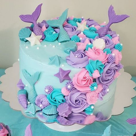 Sirena Cake Ideas, Small Mermaid Cake Birthday, Mermaid Birthday Cake Buttercream, Mirmade Cake, Small Mermaid Cake, Mermaid Cake Ideas Birthdays, Mermaid Sheet Cake Ideas, Ariel Birthday Party Cake, Mermaid Cakes For Girls Birthday