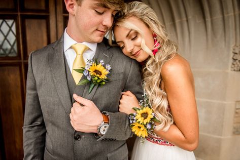 Sunflower Corsage And Boutonniere, Sunflower Corsage Prom, Sun Flower Boutonniere, Fall Sunflower Boutonniere, Rustic Sunflower Boutonniere, Sunflower Wrist Corsage, Bootinterieur Wedding Sunflower, Sunflower Corsage, Hoco Flowers