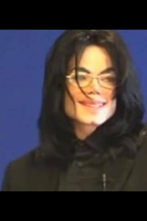 Love how he looked in reading glasses Michael Jackson With Glasses, Michael Jackson Pics, Smile Everyday, Wearing Glasses, Hard To Love, King Of Pops, Beautiful Soul, Reading Glasses, Michael Jackson