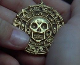 Pirate Gold Aesthetic, Pirates Of The Caribbean Ride Aesthetic, Gold Jewelry Pirate, Elisabeth Swan, Pirates Of The Caribbean Medallion, Pirets Of The Carribean Black Pearls Pirates Of The Caribbean, Hector Barbossa, Elizabeth Swann, Black Sails