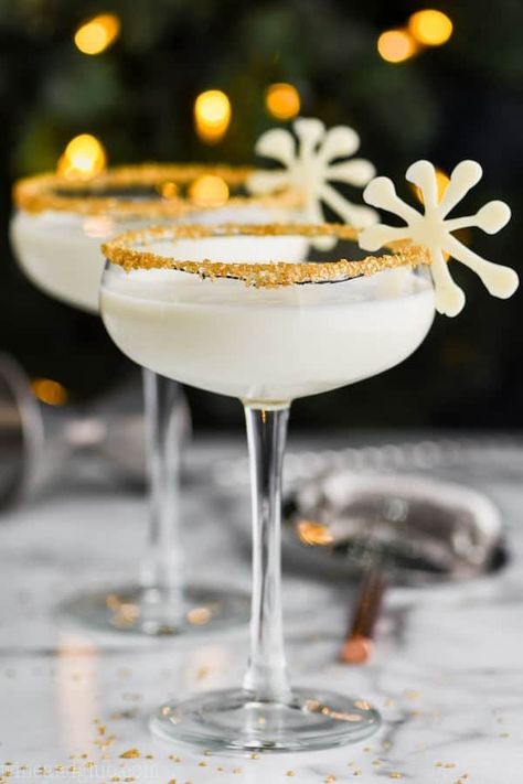 White Christmas Martini - Simple Joy Christmas Martini Recipes, White Christmas Martini, Thanksgiving Recipes Appetizers, Eggnog Martini, Christmas Martini, Desserts In A Glass, Martinis Drinks, Thanksgiving Appetizer Recipes, Christmas Cocktail