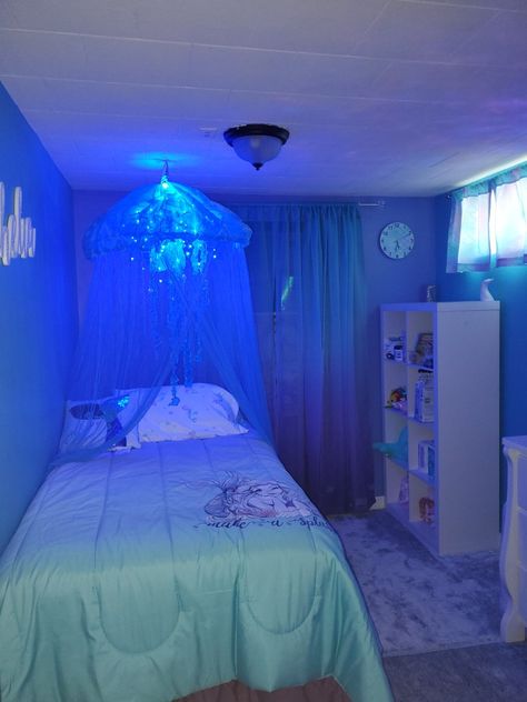 Ocean Room Asthetics, Jellyfish Room Decor Aesthetic, Jellyfish Room Ideas, Marine Biology Themed Bedroom, Aqua Room Aesthetic, Deep Sea Bedroom Aesthetic, Marine Themed Bedroom, Deep Sea Themed Bedroom, Frutiger Aero Room Ideas