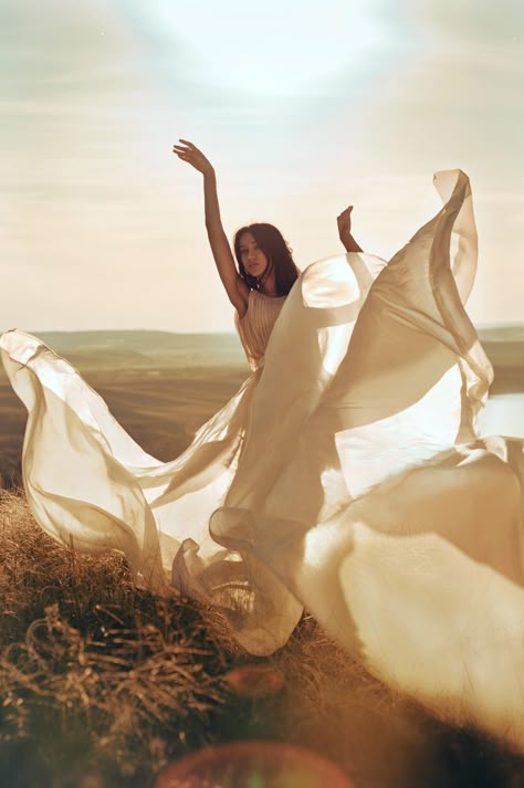 Beach High Fashion Photoshoot, Golden Goddess Photoshoot, White Sands Photoshoot, Moiraine Sedai, Flying Dress, Desert Photoshoot, Water Shoot, 사진 촬영 포즈, Summer Photoshoot