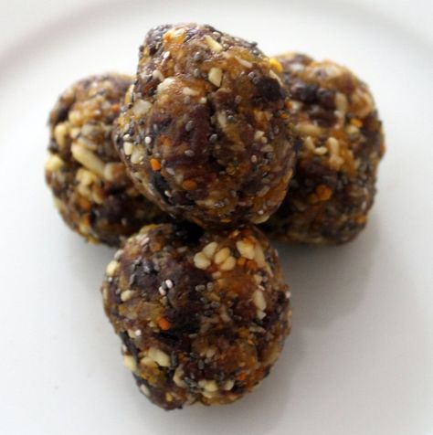 Date Energy Balls, Vegan Energy Balls, Chocolate Apricot, Protein Balls Healthy, Raisin Recipes, Snack Balls, Paleo On The Go, Breakfast Bites, Post Workout Snacks