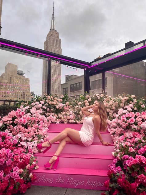 Pink Rooftop, Rooftop Bar Outfit, New York Vibes, Inspirational Photography, Bar Outfit, Places In New York, Dream Places, Magic Hour, Ny City