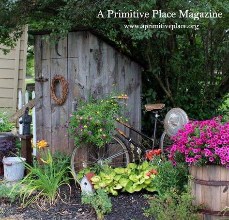 A Primitive Place Magazine, Primitive Gardens, Primitive Garden Decor, Simple Diy Projects, Pump House, Garden Yard Ideas, Garden Yard, Garden Spaces, Yard Ideas