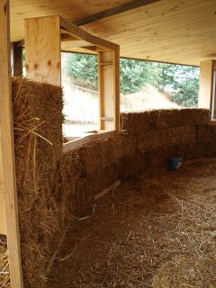 Building the round strawbale house: And they huffed and they puffed... Maison Earthship, Cob House Plans, Strawbale House, Straw Bale Construction, Eco Construction, Cob Building, Casa Hobbit, Earth Bag Homes, Straw Bale House