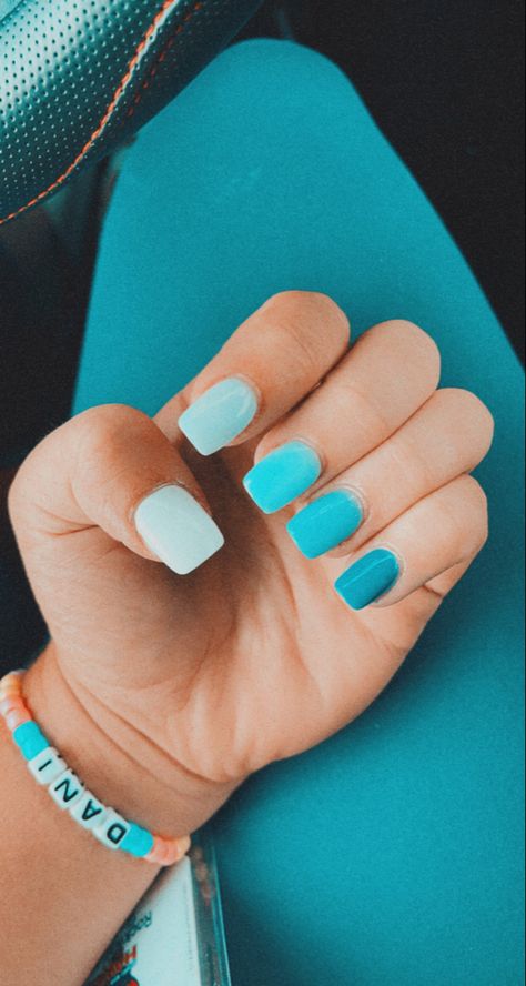 Vacation Nails Squoval, Blue And White Nails Acrylic Short, Beach Vacay Nails Blue, Cute Vacation Nails Simple, Beachy Blue Nails, Summer Nails Not Acrylic, Beach Vibe Nails Short, Cute Acrylic Nails For Summer Short, Beach Gel Nails Ideas Short