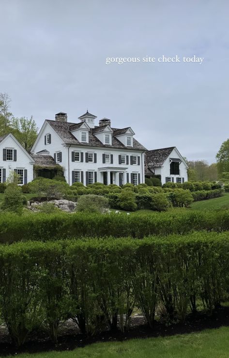 Colonial Style Mansion, New England Colonial House Exterior, New England Backyard, Colonial Farmhouse Exterior, New England Colonial House, Rhode Island House, Colonial House Exterior, Old Money Home, New England Colonial