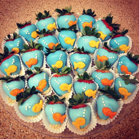 Under the Sea themed babyshower. Dipped strawberries into blue candy chocolate. Used goldfish as fish, white sugar balls as bubbles and graham cracker crumbs as sand Dory Birthday Party, Lila Party, Fishing Themed Birthday Party, Dory Birthday, Baby Shower Fishing, Nemo Birthday, Bubble Guppies Party, Ocean Birthday Party, Shark Themed Birthday Party