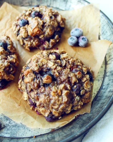 Blueberry Banana Breakfast Cookies — Baked Greens Banana Breakfast Cookies, Healthy Blueberry Recipes, Blueberry Oatmeal Cookies, Peanut Butter Blueberry, Banana Breakfast Cookie, Banana Oat Cookies, Oatmeal Breakfast Cookies, Breakfast Cookie Recipe, Breakfast Cookies Healthy