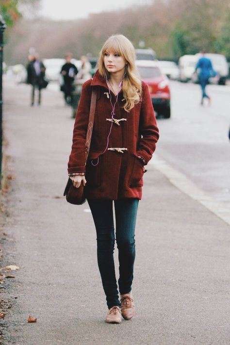 Taylor Swift Street Style. Topshop Coat, Goldsign Skinny Jeans, Vintage Shoe Company Oxfords, and Rugby Ralph Lauren Saddle Bag. Photo: © INF Daily. Taylor Swift Casual, Naomi Clark, Style Taylor Swift, Robin Scherbatsky, Taylor Swift Dress, Taylor Swift Street Style, Veronica Lodge, Taylor Swift Red, Taylor Swift Outfits