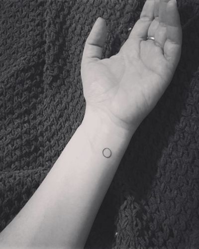 Circle Tattoo Design, Simple Line Tattoo, Date Tattoos, Circle Tattoos, Boho Tattoos, Circle Tattoo, Custom Tattoo Design, Dream Tattoos, Little Tattoos