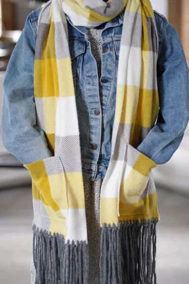 DIY No-Sew Fleece Fringe Scarf Fleece Scarves Diy, Fleece Scarf Diy, Fleece Hooded Scarf Pattern Free, Fleece Scarf With Pockets, Fleece Scarf Pattern, Pocket Scarf Pattern, Fleece Ideas, Diy Scarves, Fleece Scarves