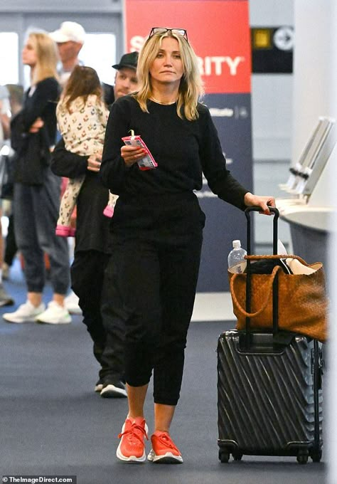 Cameron Diaz 2023, Cameron Diaz Husband, Cameron Diaz Outfits, Holiday Cameron Diaz, Cameron Diaz Street Style, Classic Mom Style, Cameron Diaz Hair, Cameron Diaz Style, Black Capsule Wardrobe