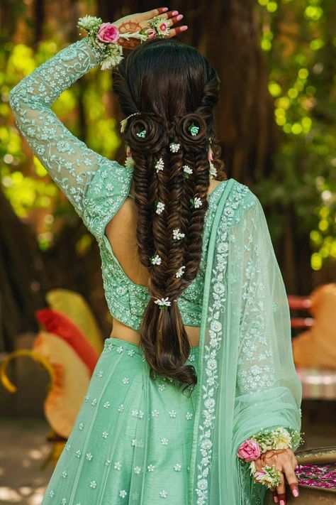 Hairstyles For Traditional, Mehendi Hair, Good Hairstyles, Bun Braid, Messy Braid, Bridal Jewlery, Hair Style Vedio, Engagement Hairstyles, Bridal Hairdo