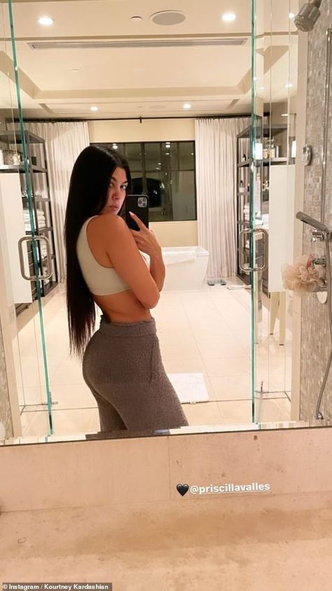 Kourtney Kardashian 2018, Kourtney Kardashion, Kardashian Home, Kourtney Kardashian Style, Sleek Bathroom, Jennifer Aniston Style, Kardashian Outfit, Mode Zara, Travis Barker