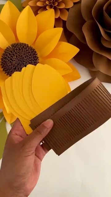 Sunflower Sunrise, Diy Paper Art, Crepe Paper Flowers Diy, Sunflower Crafts, Paper Sunflowers, Rose Crafts, Origami Rose, Easy Paper Flowers, Art Decor Diy