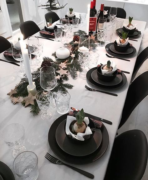 https://ombiaombia.wordpress.com/2018/12/27/christmas-116/ Brick In The Wall, Christmas Lunch, Silver Party, Christmas Table Settings, Black Plates, Charger Plates, Christmas Table, Place Settings, The Table