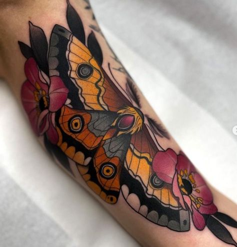 Traditional Moth Tattoo, Moth Tattoos, Alas Tattoo, Moth Tattoo Design, Cuff Tattoo, Unicornios Wallpaper, Card Tattoo Designs, Saved Tattoo, Moth Tattoo