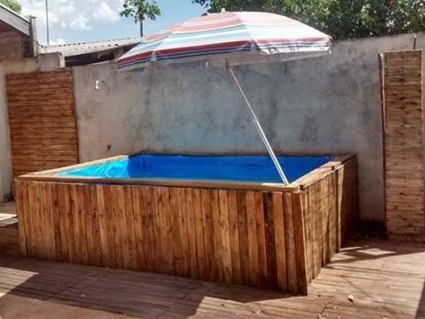 Piscina Pallet, Outdoor Swim Spa, Piscinas Pequeñas, Homemade Pools, Piscina Intex, Deck Piscina, Build A Dog House, Swimming Pool Hot Tub, Wooden Pallet Furniture