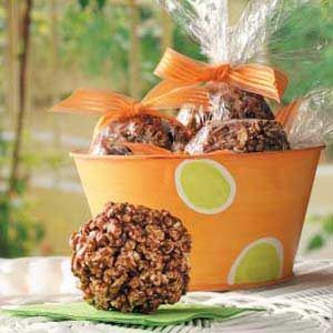 Chocolate Popcorn Balls, Popcorn Chocolate, Popcorn Balls Recipe, Chocolate Ball, Popcorn Treats, Traditional Easter, Popcorn Balls, Popcorn Snacks, Popcorn Gift