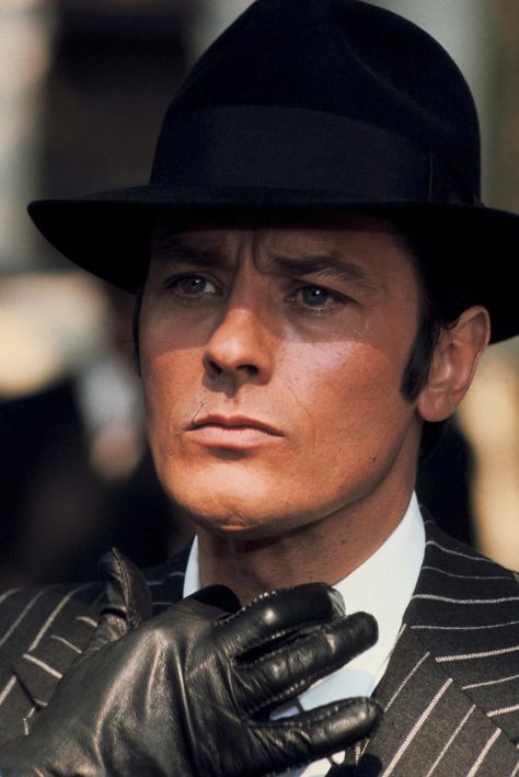 Alain Delon dans le film"Borsalino" de Jacques Deray - 1970 © Photo sous Copyright Allen Delon, Vintage Face, Jean Gabin, Vintage Movie Stars, French Film, Jean Luc Godard, Septième Art, French Cinema, Violet Eyes