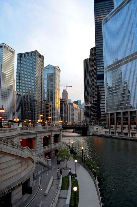 Guide to the top 10 things to do in Chicago and unmissable places to visit. Cool, free and fun things to do in Chicago solo or with kids and family. #usa #usaroadtrip #windycity #chicago | Fun Things To Do In Chicago For Adults | Things To Do In Chicago With Kids | Chicago Travel Guide | Chicago Places To Visit | Chicago Itinerary | Cheap Things To Do In Chicago | Navy Pier | Free Things To Do In Chicago | Magnificent Mile | Chicago Stuff To Do | Things To Do Downtown Chicago Chicago Places To Visit, Chicago Itinerary, Chicago Magnificent Mile, Chicago Vacation, Navy Pier Chicago, Chicago Aesthetic, Chicago Pictures, Things To Do In Chicago, Chicago At Night