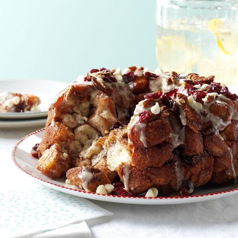 Cranberry Chip Monkey Bread Holiday Potluck Recipes, Holiday Potluck, Cranberry Bread Recipes, Unusual Recipes, Cinnamon Roll Monkey Bread, New Years Eve Food, Holiday Bread, Multi Cooker, Cranberry Bread