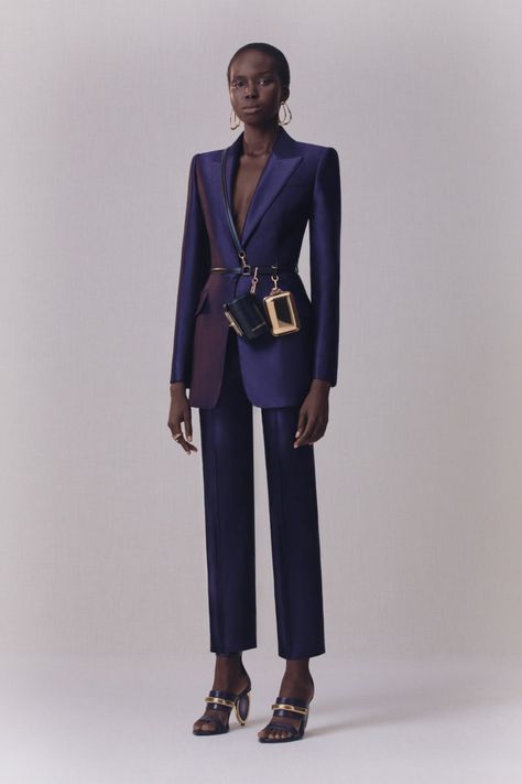 Alexander McQueen Pre-Fall 2020 collection, runway looks, beauty, models, and reviews. Graduation Women Outfit, Woman In Blazer, Fairy Types, Alexander Mcqueen Suit, Water Nation, African Suit, Peg Trousers, Mcqueen Fashion, Woman Suit Fashion