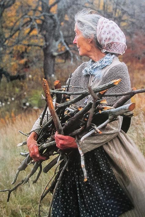 tasha-tudor-04 | hammou dakhil | Flickr Tasha Tudor, New England Farmhouse, Victoria Magazine, History Queen, Haunted History, Miss Moss, Strange History, Tudor History, Historical Women