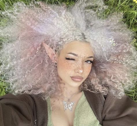 Earth Fairy Makeup, Fairy Grunge Hair, Fairycore Hairstyle, Cottagecore People, Ppl Drawings, Fairy Grunge Makeup, Hair Inspiration Aesthetic, Black Fairycore, Fairycore Hair