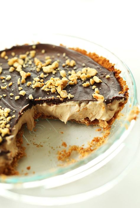 Vegan Peanut Butter Cup Pie! PB Mousse filling, chocolate ganache top and an easy graham crust. SO so creamy and delicious! Pb Mousse, Peanut Butter Cup Pie, Cup Pie, Vegan Peanut Butter Cups, Tarte Vegan, Mousse Filling, Biscuits Graham, Vegan Kids Recipes, Vegan Pie