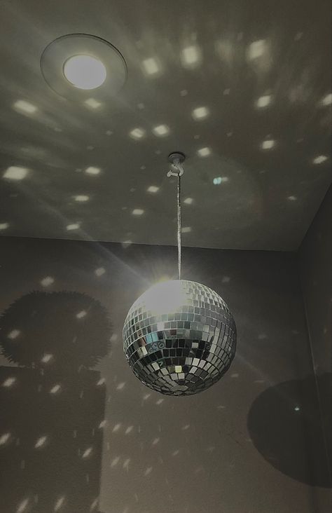 mirrorball room decor deco inspo inspiration taylor swift folklore aesthetic party disco disco ball light music Folklore Scrapbook, Mirrorball Pfp, Mirrorball Girlies, Mirrorball Wallpaper, Mirrorball Aesthetic, Mirrorball Taylor Swift, Eras Aesthetic, Surealism Art, Taylor Songs