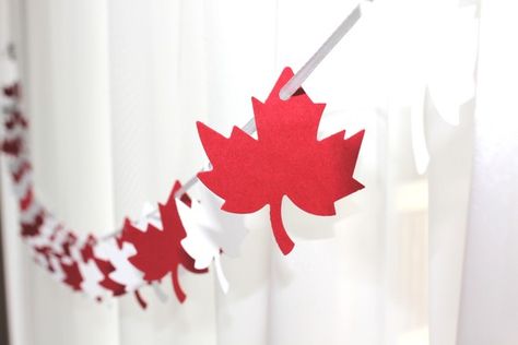 Canada Day inspiration: 25 DIY ideas, crafts, printables and recipes for July 1st - simple as that Fall Bridal Shower Decorations, Canada Day Crafts, Canadian Party, Canada Party, Canada Birthday, Canada Day Party, Diy Birthday Banner, White Garland, Canada Holiday