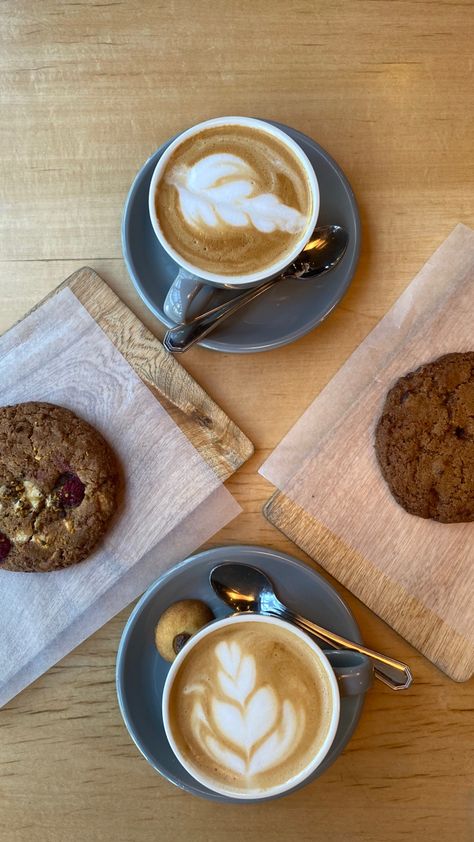 Cafe Friends, Pistachio Coffee, Pancakes For Two, Coffee Flatlay, Coffee Board, Coffee Obsession, Coffee Dates, Pretty Drinks, Coffee Aesthetic