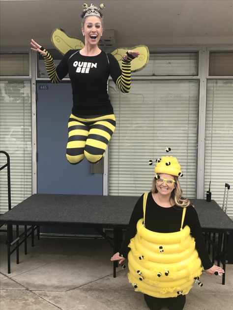 Halloween diy bumble bee costume bee hive queen bee best friends Bee Adult Costume, Diy Honeycomb Costume, Worker Bee Costume, Honey Costume Diy, Diy Bee Hive Costume, Diy Bumblebee Costume Women, Queen Bee Halloween Costume, Honey Bee Costume Diy, Bumble Bee Trunk Or Treat