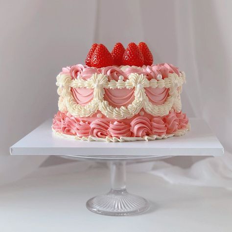 April’s Baker on Instagram: “Strawberry compote cake looking fanciful in true Marie Antoinette fashion🎀” Bolo Vintage, Aesthetic Strawberry, Vintage Birthday Cakes, Small Bakery, Aesthetic Cake, Pastel Cupcakes, Birthday Vibes, Strawberry Compote, Vintage Cakes