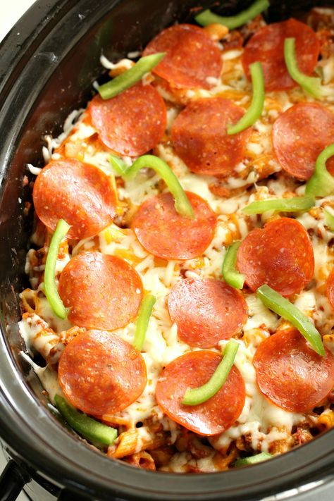 Slow Cooker Pizza Pasta, Pizza Pasta Bake Recipes, Slow Cooker Pizza, Crock Pot Pizza, Pizza Pasta Bake, Slow Cooker Pasta Recipes, Crockpot Pasta, Six Sisters Stuff, Crockpot Casserole