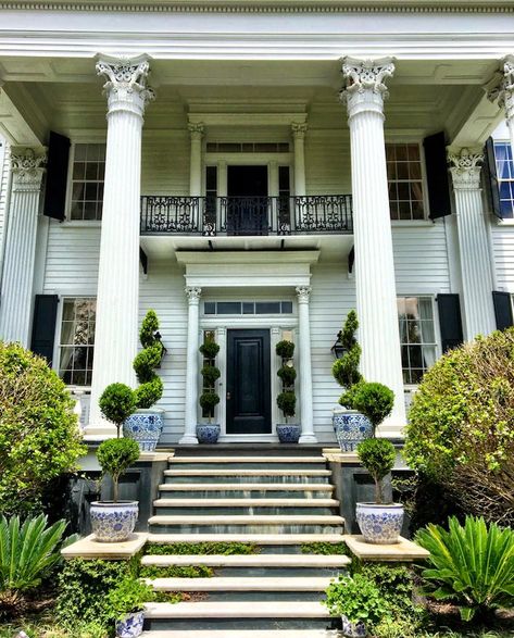 Setting the Table With Carolyne Roehm in Charleston - Quintessence Carolyne Roehm, Greek Revival Architecture, Setting The Table, Drapes And Blinds, Blue White Decor, Charleston Homes, Enchanted Home, Stylish Tables, Utila