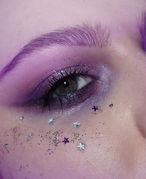 Purple Sparkly Makeup, Makeup Strass, Purple Photoshoot, Dark Fairy Makeup, Violet Eyeshadow, Violet Makeup, Sweet 16 Makeup, Wendy Aesthetic, Purple Makeup Looks