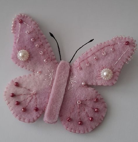 Felt butterfly lilac with beads Felt Butterfly Ornaments, Felt Butterfly, Bead Butterfly, Felt Ornaments Diy, Butterfly Garland, Butterfly Ornaments, Felt Pattern, Christmas Crafts For Gifts, Felt Diy