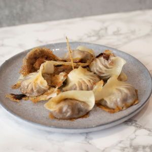 This simple duck gyoza recipe from Chef Jeremy Pang helps you make the delicious Japanese dumplings, with a duck filling that is dripping in hoisin sauce. Duck Dumplings Recipe, Jeremy Pang Recipes, Japanese Duck Recipe, Duck Gyoza, Duck Dumplings, Homemade Dumplings Dough, Gyoza Recipe, Slow Cooker Creamed Corn, Goose Recipes