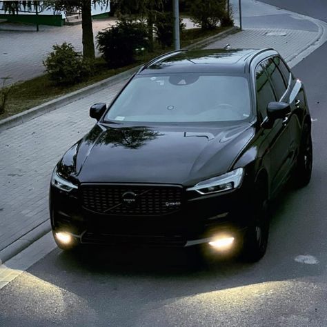 Volvo Xc40 Black, Garage Design Interior, Car Pic, Bmw Black, Car Picture, Lifestyle Goals, Volvo Xc40, Fast Sports Cars, New Sports Cars