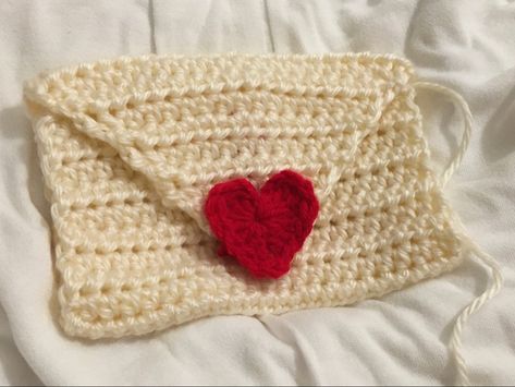 Heart Envelope, Crochet Wallet, Crochet Heart, Crochet Books, Diy Crochet Projects, Unique Crochet, Crochet Gifts, Crochet Fashion, Yarn Crafts